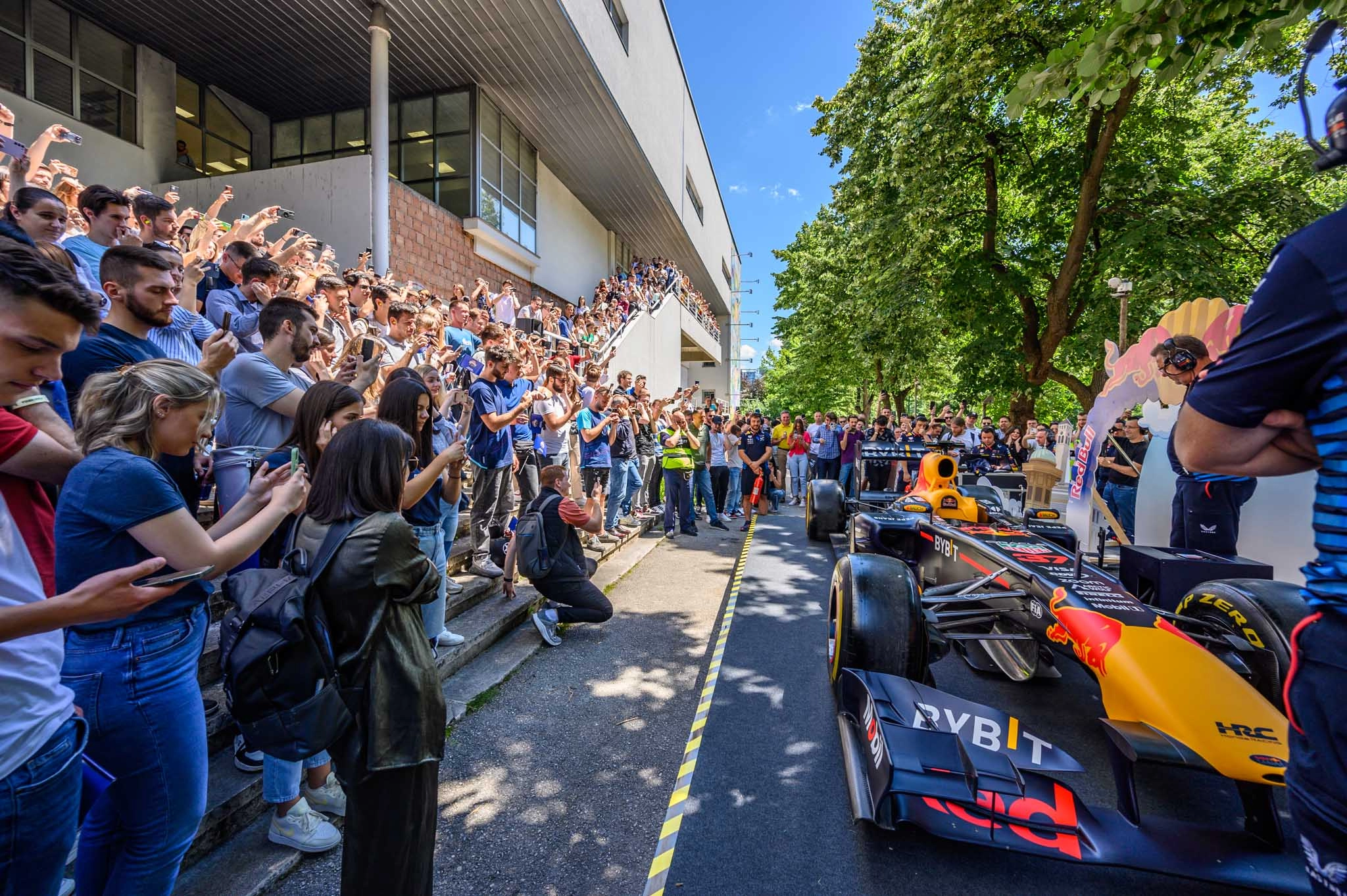 Tim Red Bull Racinga posjetio Mašinski fakultet i održao predavanje studentima, upaljen bolid RB7